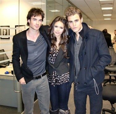 cast-of-the-vampire-diaries-the-vampire-diaries-tv-show-9453635-376-370.jpg