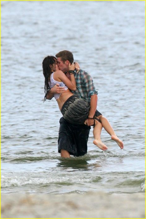miley-cyrus-liam-hemswroth-kiss-01.jpg