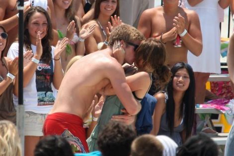 miley-liam-on-set-the-last-song-miley-cyrus-7016464-780-520.jpg